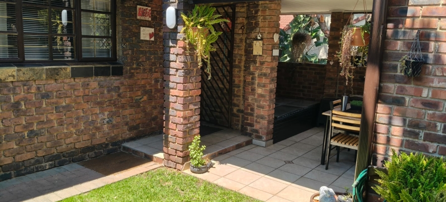 2 Bedroom Property for Sale in Geelhoutpark North West
